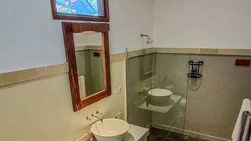 Een badkamer met toilet, wastafel en douche.