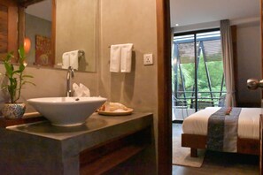 豪華雙床房, 2 張單人床, 花園景觀, 邊間 | 迷你吧、客房內保險箱、書桌、熨斗/熨衣板