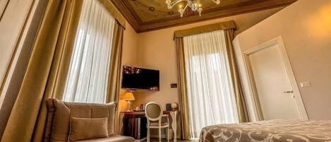 1 غرفة نوم وأغطية فراش متميزة وألحفة محشوة بالريش وخزنة داخل الغرفة