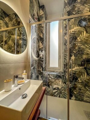 Deluxe Condo | Bathroom | Shower, free toiletries, hair dryer, bidet