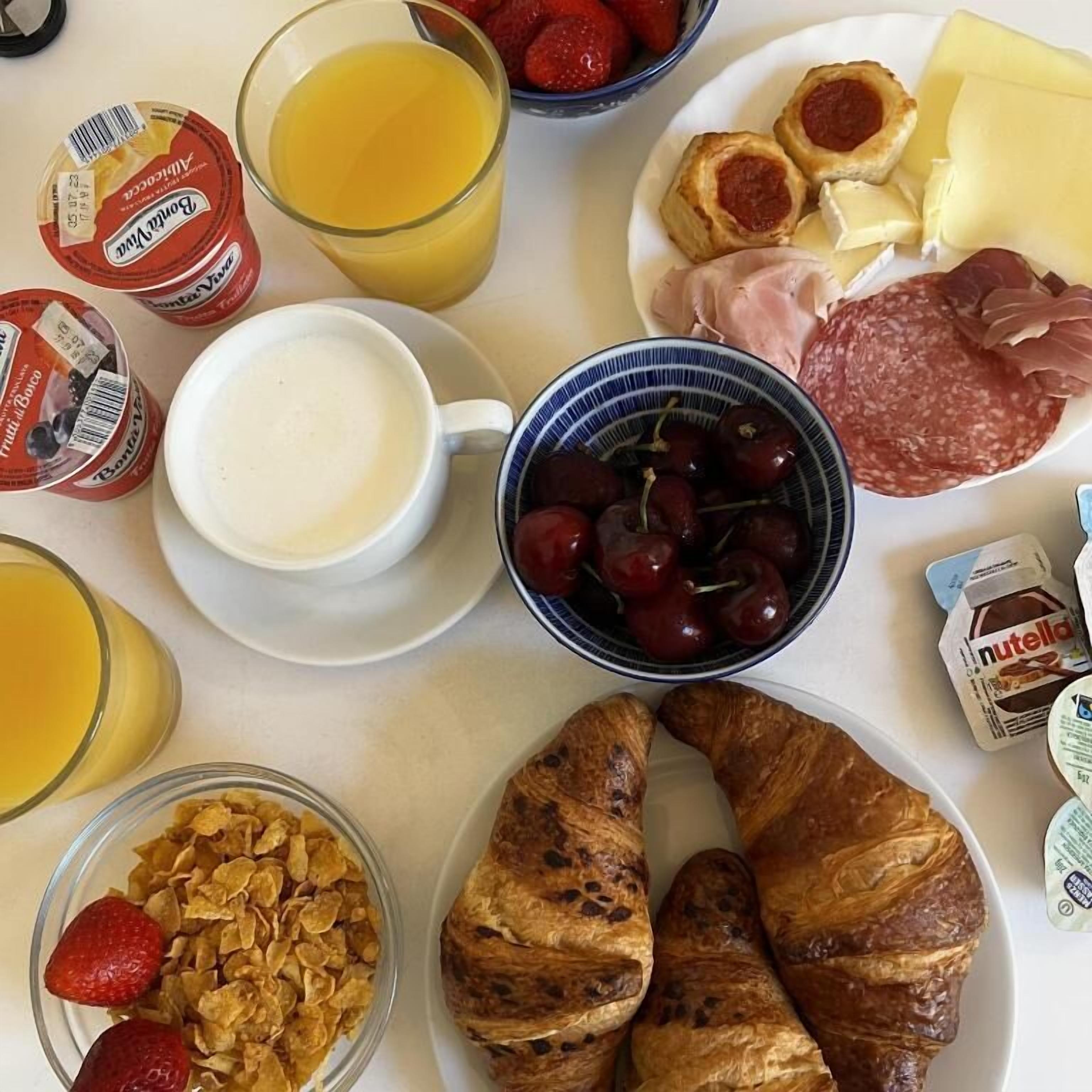 daily continental breakfast (eur 11 per person)