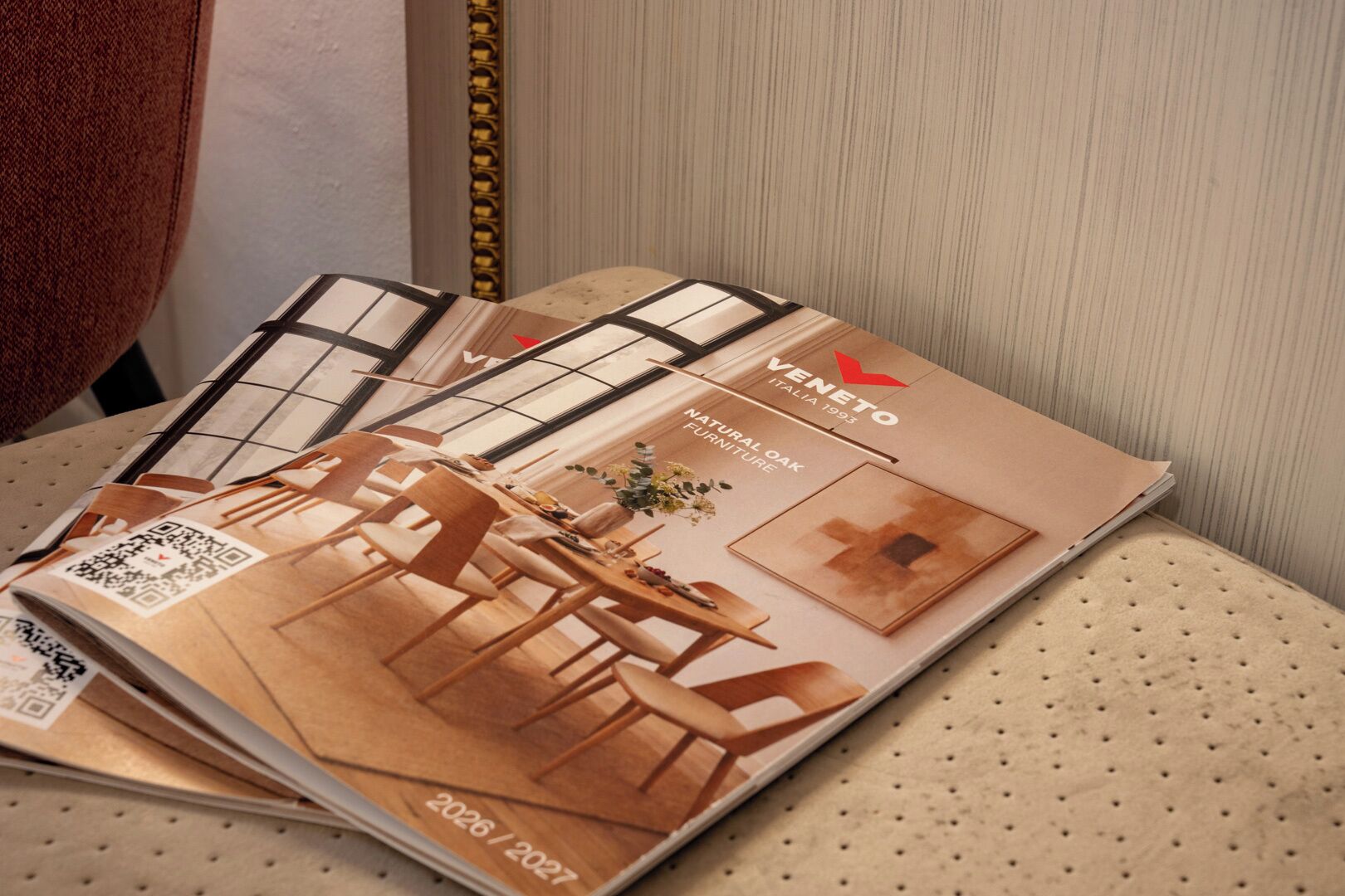 Een brochure voor de Veneto Italia 1995 meubels, met een eettafel en stoelen.