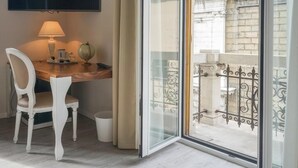 A room with a wooden desk, a white chair, a globe, and a lamp. - Hotel Genova Liberty (Genoa)