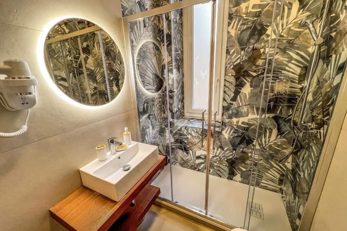 economy apartment | bathroom | free toiletries, hair dryer, bidet, towels