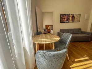 Deluxe-huoneisto | Oleskelualue | 32–tuumainen LCD-televisio, jossa digitaalikanavat
