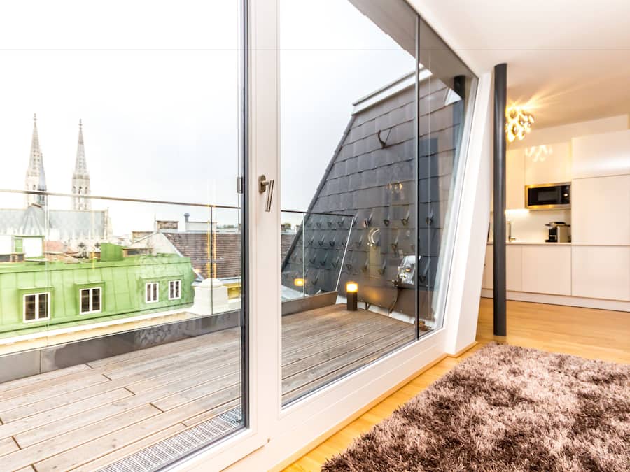 Deluxe Three-Bedroom Apartment with Terrace | Balcony