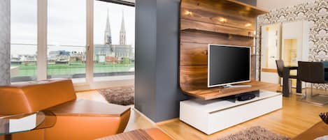 Apartamento luxo, 3 quartos, vista para a cidade | Sala de estar | TV de tela plana 32 polegadas com canais via satélite, TV
