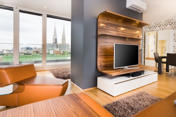 Appartamento Deluxe, 3 camere da letto, vista città | Soggiorno | TV a schermo piatto 32 pollici con canali satellitari, TV