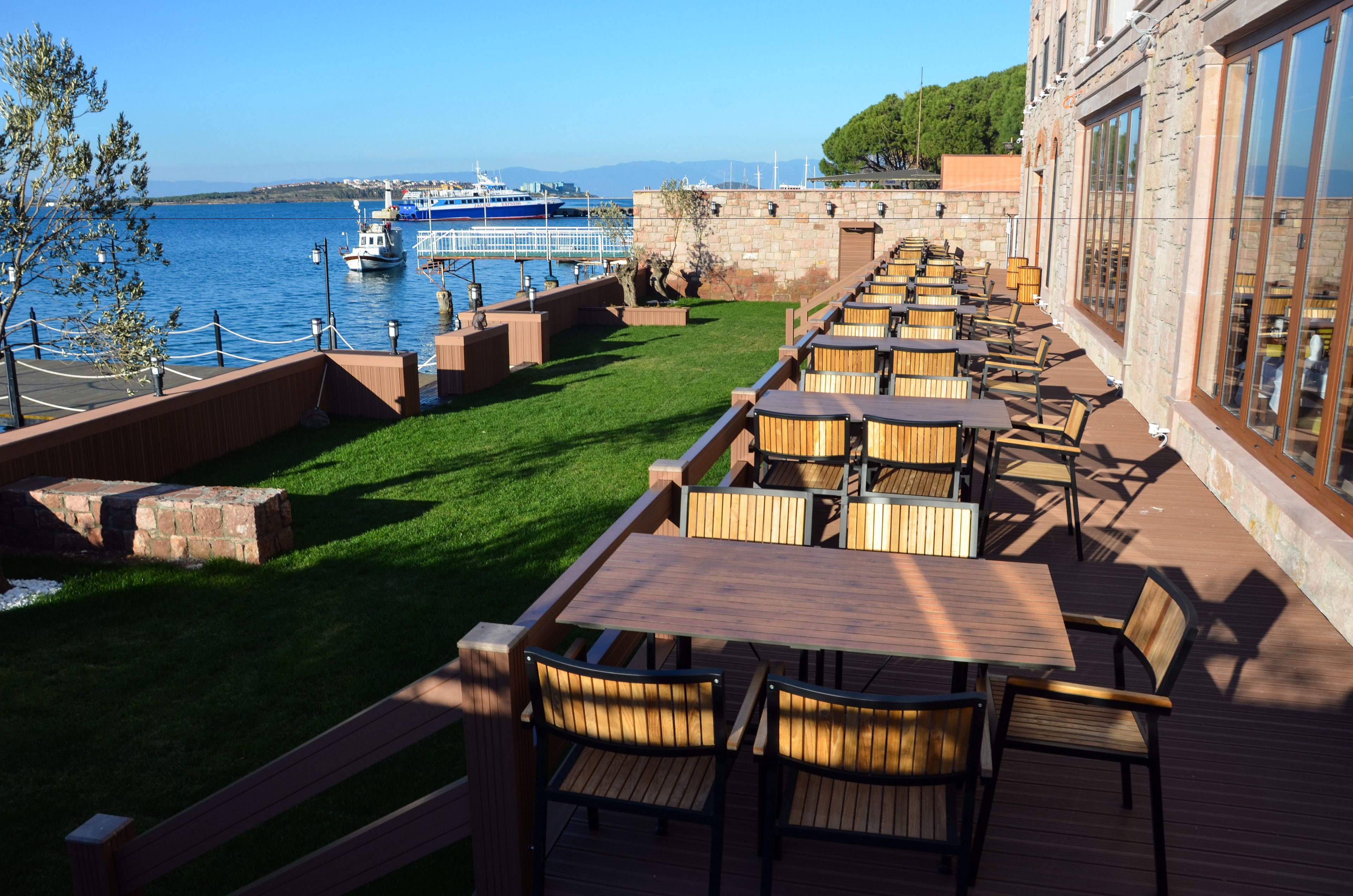 2 restaurants, lunch, dinner served; international cuisine