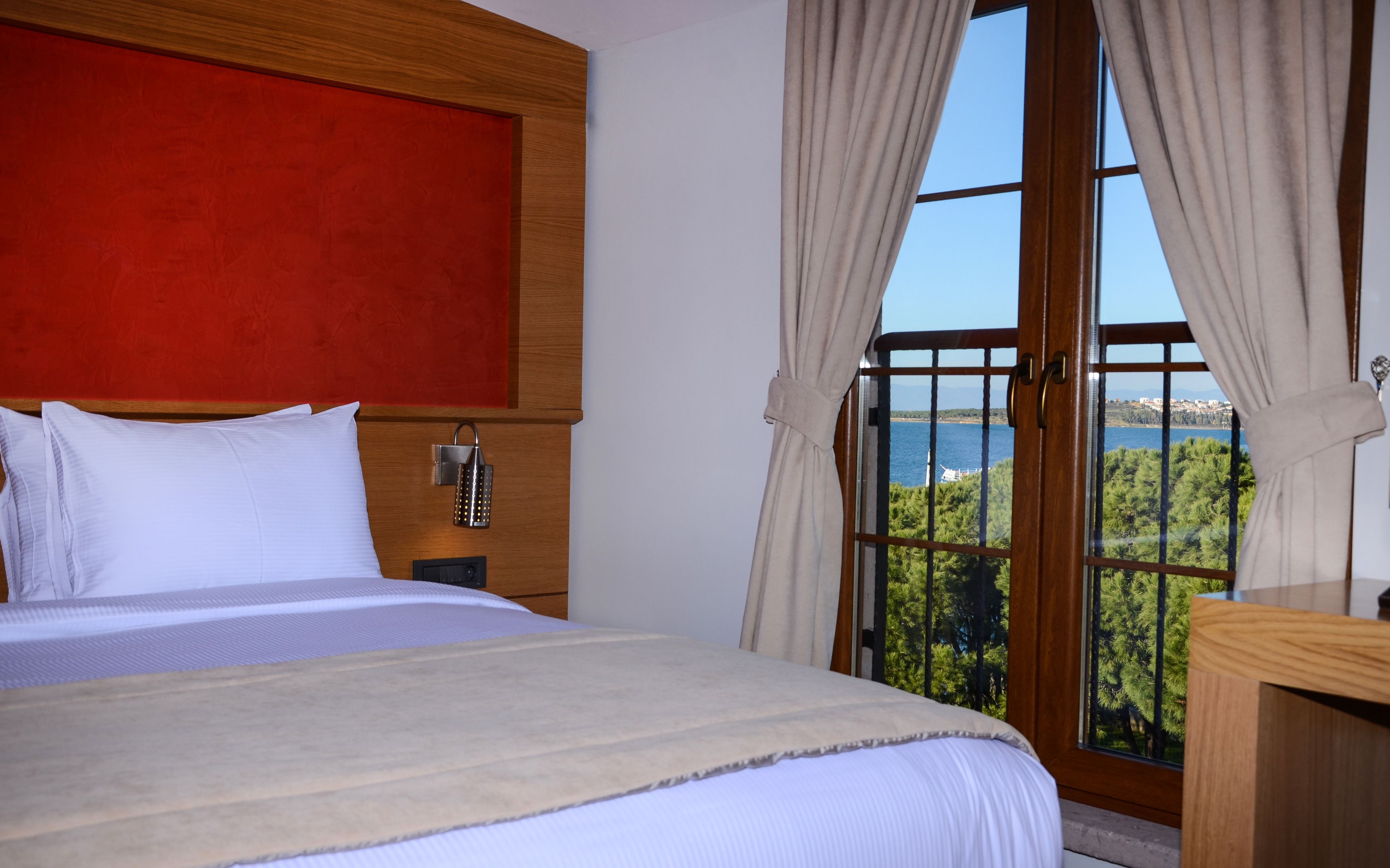 family room | minibar, in-room safe, desk, soundproofing