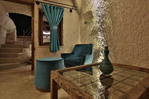 Honeymoon Suite, 1 King Bed with Sofa bed | Premium bedding, individually decorated, individually furnished