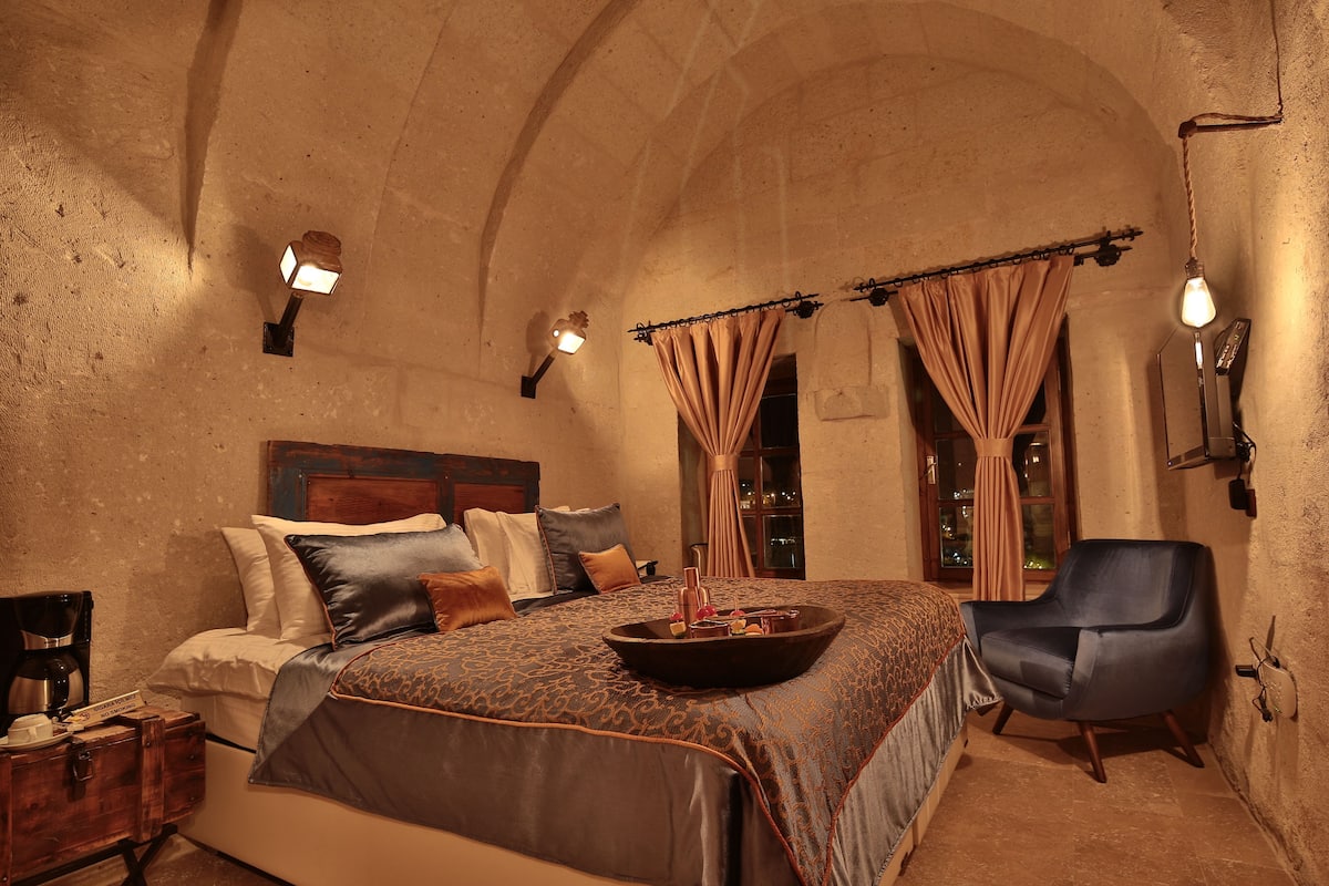 Deluxe Room, 1 King Bed | Premium bedding, individually decorated, individually furnished