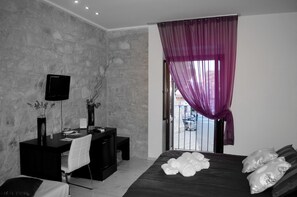 Minibar, in-room safe, desk, cribs/infant beds - Abraxia B&B (Comiso)