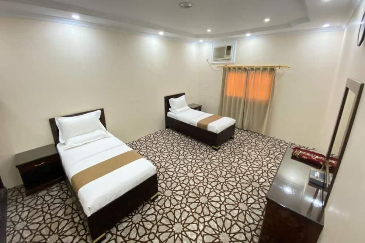 Standard twin room | Cofres nos quartos, ferros/tábuas de passar roupa, Wi-Fi de cortesia