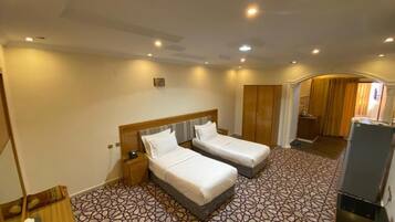 Two bedroom suite | Caja de seguridad en la habitación y tabla de planchar con plancha