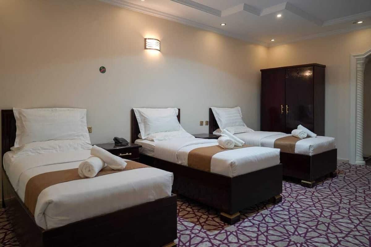 Standard triple room | Cofres nos quartos, ferros/tábuas de passar roupa, Wi-Fi de cortesia