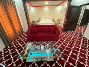Presidential suite | リビング エリア | 42 インチのLED テレビ (衛星放送視聴可)、テレビ