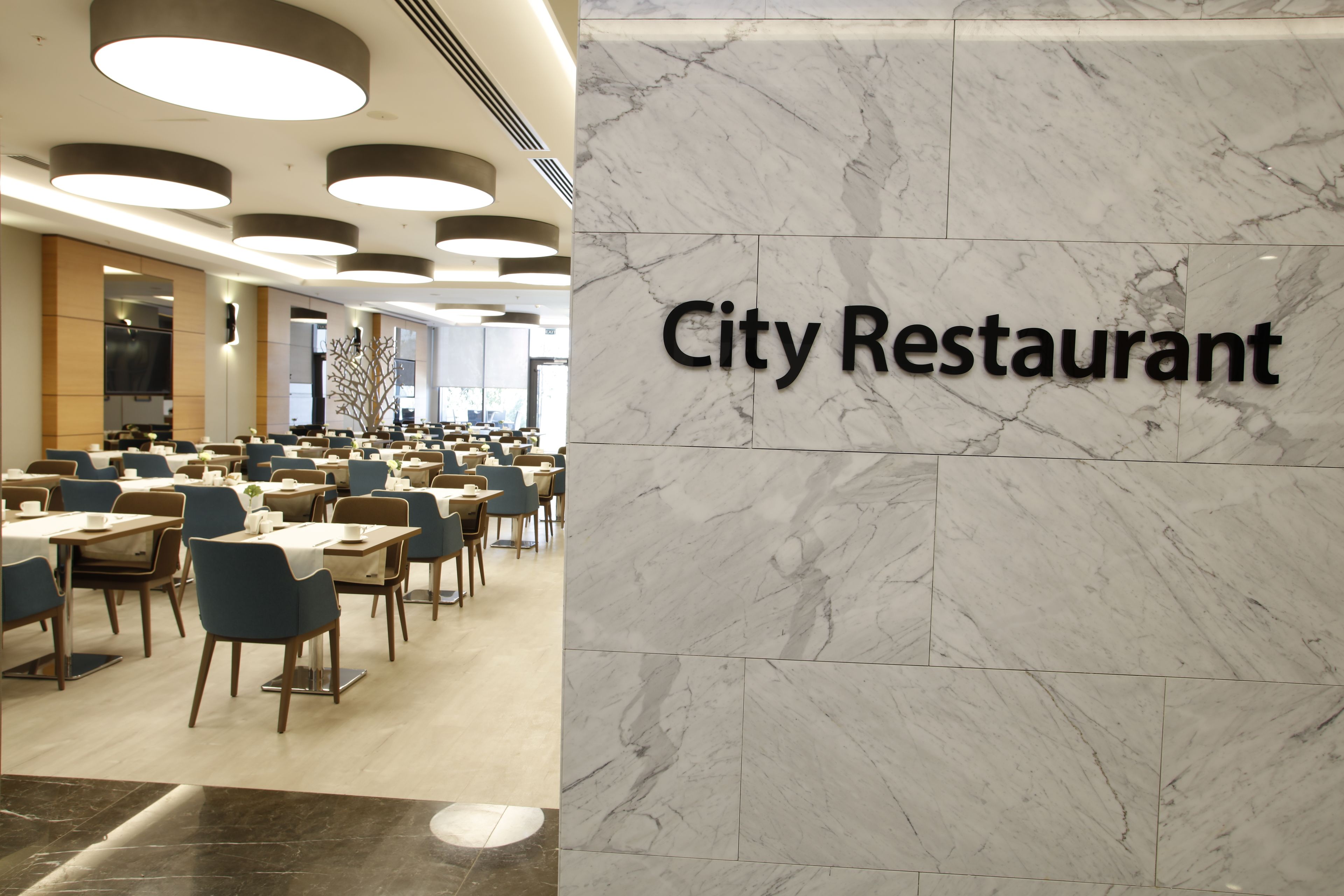 breakfast, lunch, dinner served; international cuisine