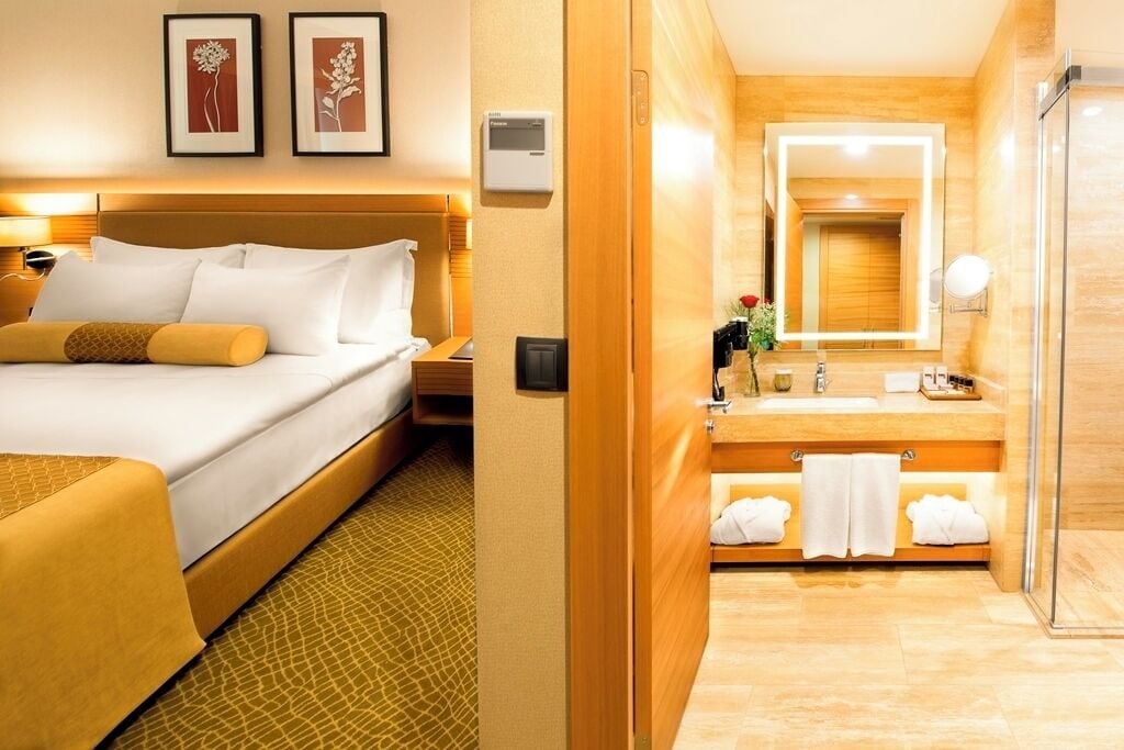 deluxe room, city view | 1 bedroom, premium bedding, minibar, in-room safe