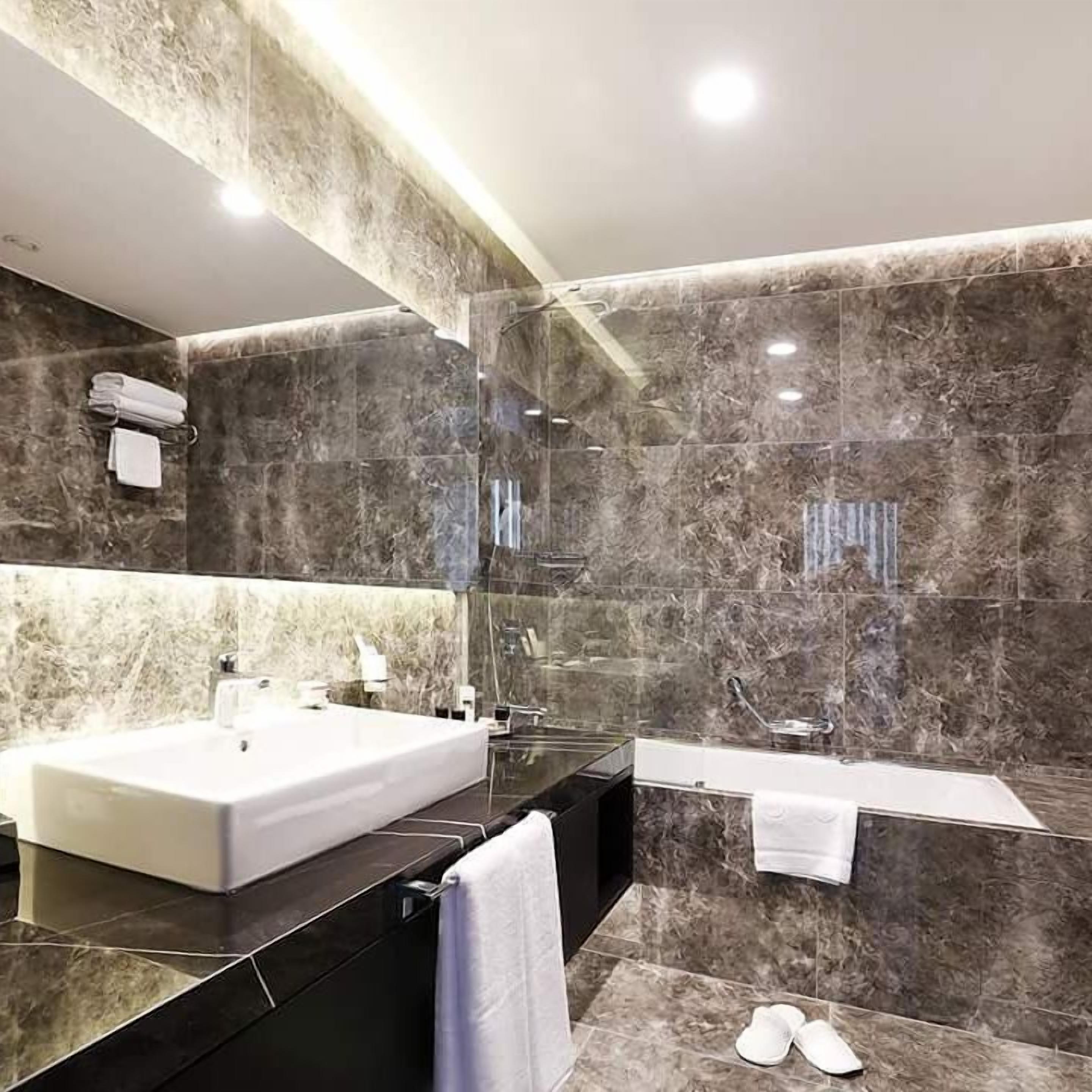 diamond deluxe suite | bathroom | shower, rainfall showerhead, free toiletries, hair dryer