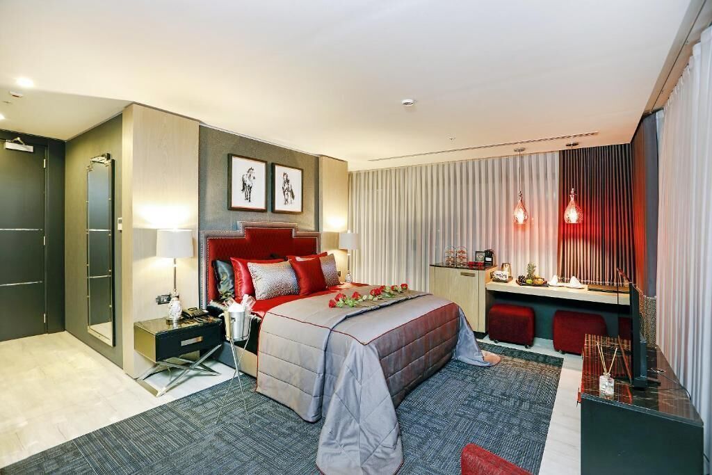 고급 침구, 미니바, 객실 내 금고, 책상