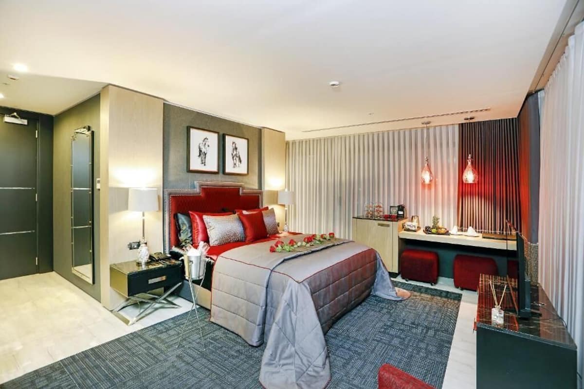 Premium bedding, minibar, in-room safe, desk