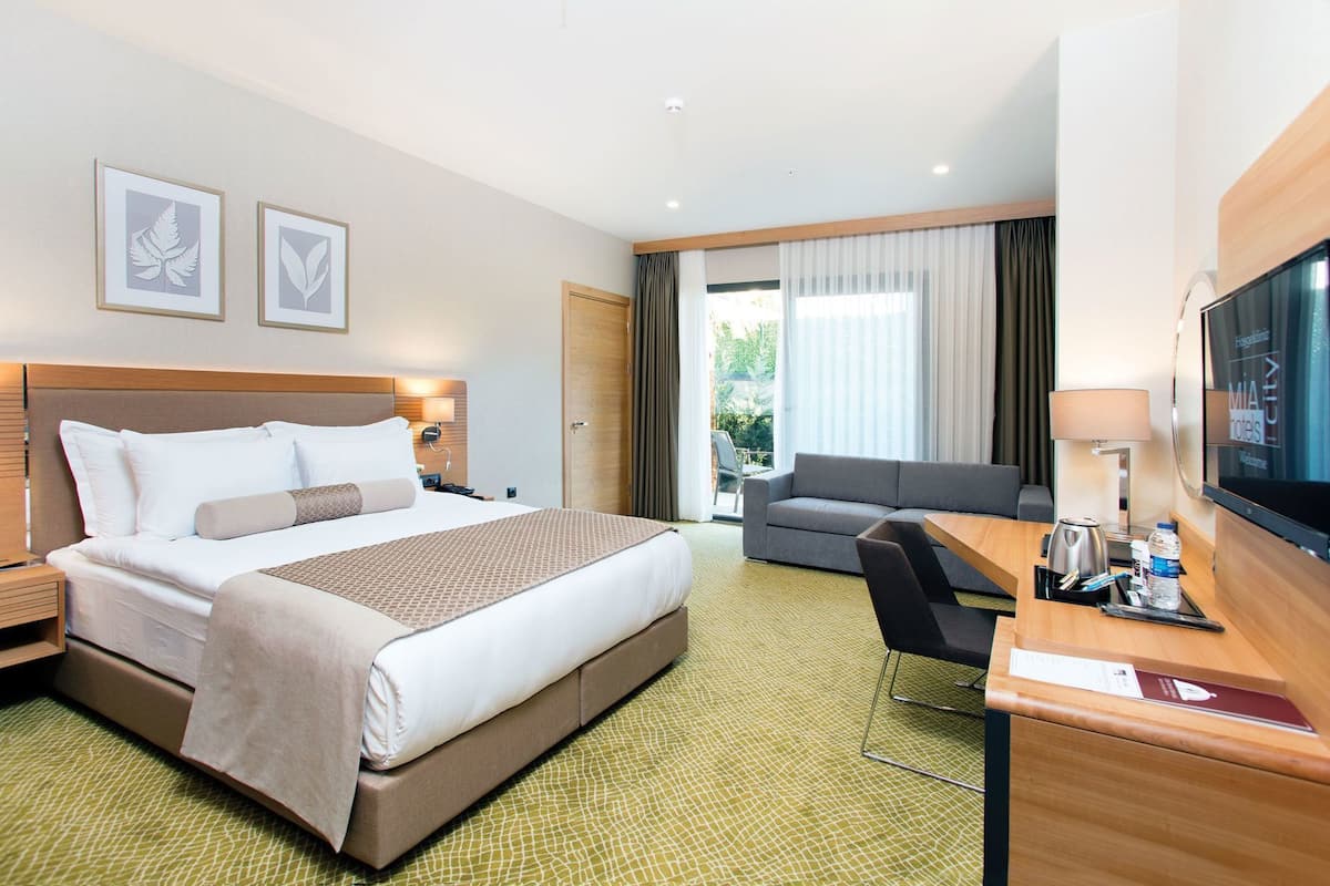 Premium bedding, minibar, in-room safe, desk