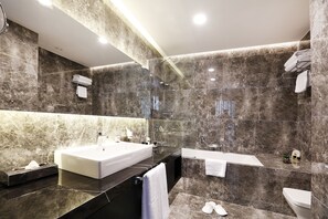 Shower, rainfall showerhead, free toiletries, hair dryer - Mia City Hotel (Izmir)