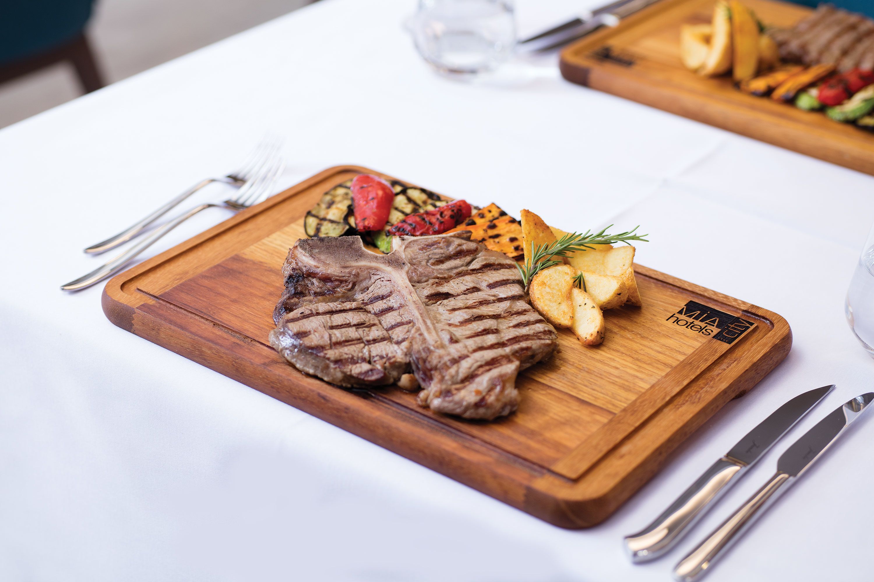 breakfast, lunch, dinner served; international cuisine