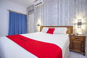 Double Room - RedDoorz Plus near RS Hasan Sadikin (Bandung)