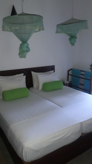 Minibar, sistema de insonorización y tabla de planchar con plancha