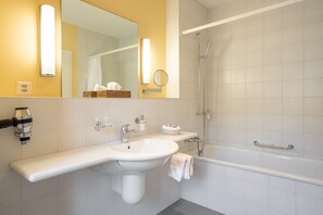 Junior suite, uitzicht op meer | Badkamer | Een douche, gratis toiletartikelen, een haardroger, handdoeken