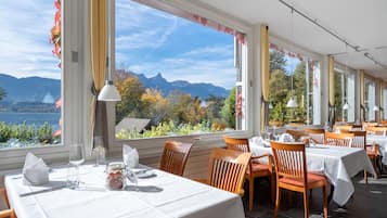Se sirven desayunos, comidas, cenas y cocina regional