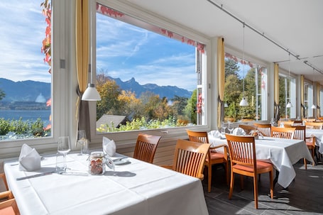 Sarapan, makan tengah hari, makan malam dihidangkan; masakan serantau