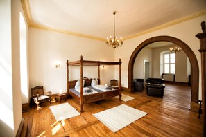 Cots/infant beds, rollaway beds, free WiFi