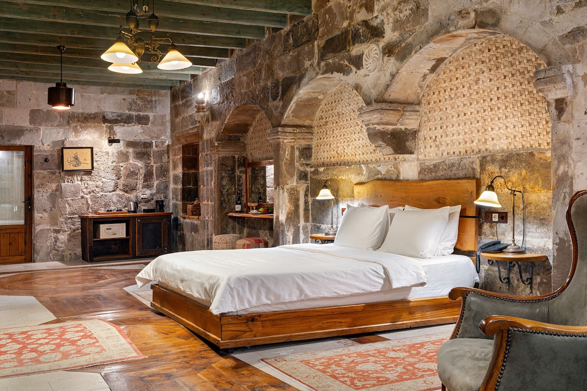 Presidential Room | 1 bedroom, minibar, in-room safe, iron/ironing board