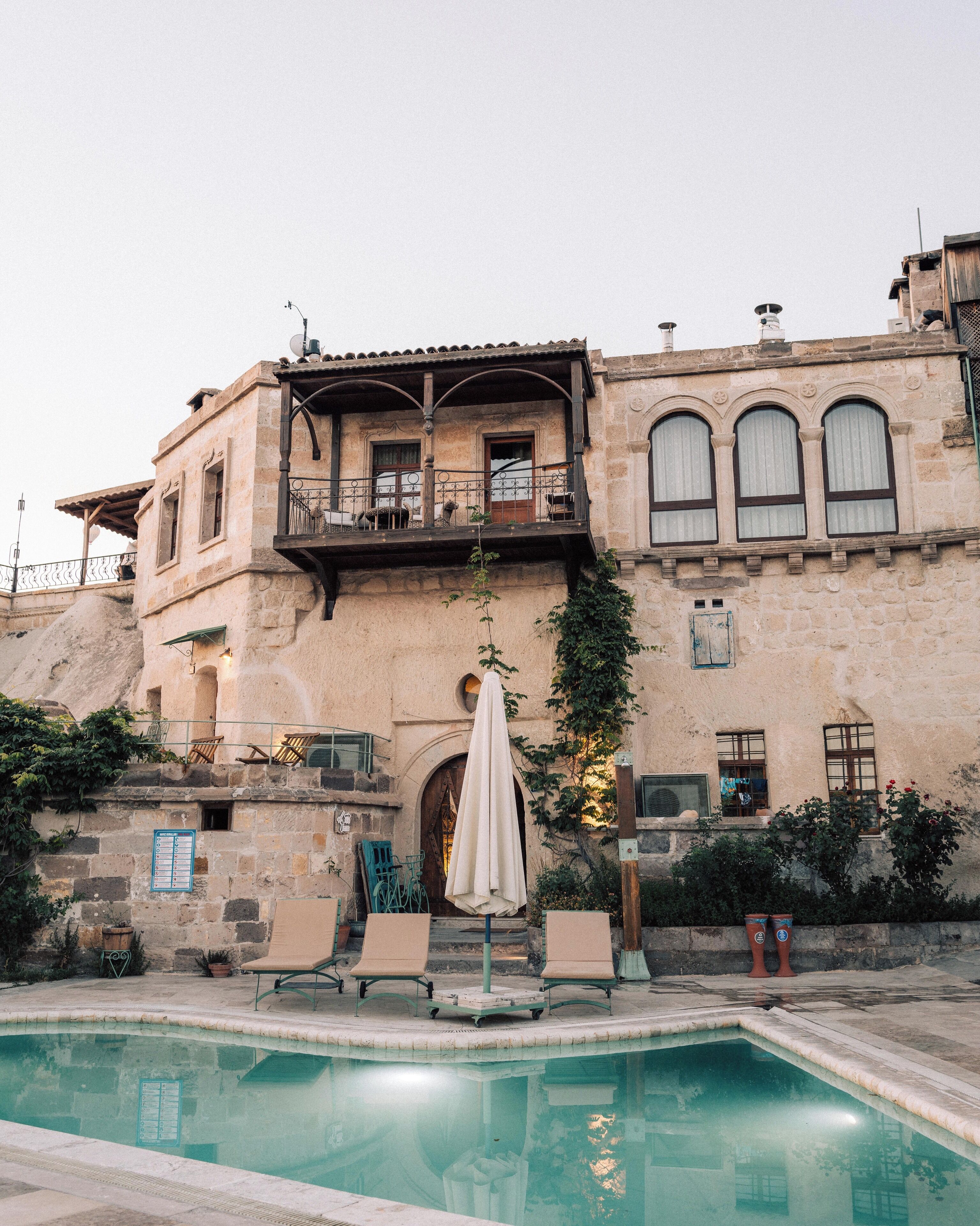 Een seizoensgebonden buitenzwembad, parasols voor strand/zwembad