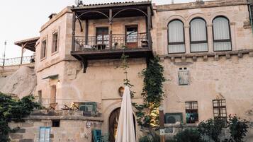 Een seizoensgebonden buitenzwembad, parasols voor strand/zwembad