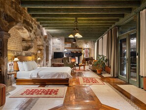 Presidential Room | Living area | 20-inch flat-screen TV with satellite channels, books - Kelebek Cave Hotel (Nevsehir)