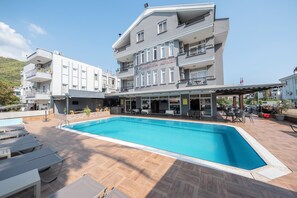 Outdoor pool, sun loungers - Marina Apart Otel (Marmaris)