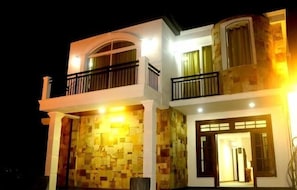 Front of property – evening/night - Hotel Silver Dew (Nuwara Eliya)