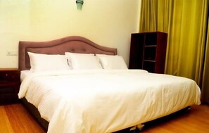 In-room safe, desk, rollaway beds, free WiFi - Hotel Silver Dew (Nuwara Eliya)