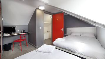 Habitación cuádruple, baño en la habitación | Caja de seguridad en la habitación, escritorio y insonorización