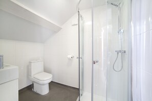 Standard Triple Room, Ensuite | Bathroom | Spring water tub, towels - Sleeperdorm - Hostel (Newcastle-upon-Tyne)