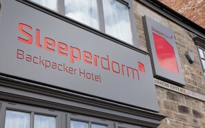 Vista frontal de la propiedad