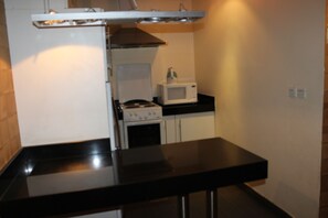 Huoneisto, 2 makuuhuonetta | Yksityinen keittiö | Jääkaappi, mikroaaltouuni, uuni, liesi