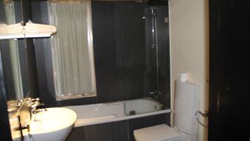 Lejlighed - 2 soveværelser | Badeværelse | Bruser, gratis toiletartikler, badekåber, hjemmesko