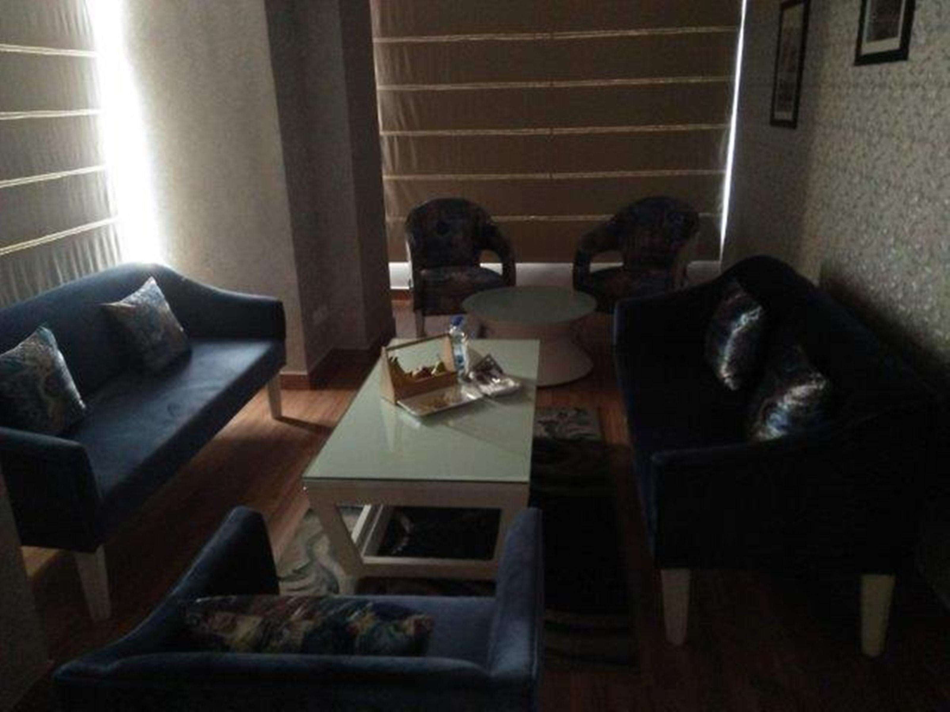 Un salon avec deux canapés, une table basse et une petite table sur laquelle se trouve un plateau.