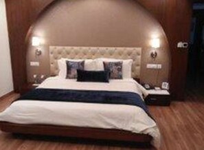 Premium-huone, 1 parisänky | Minibaari, tallelokero huoneessa, työpöytä, äänieristys