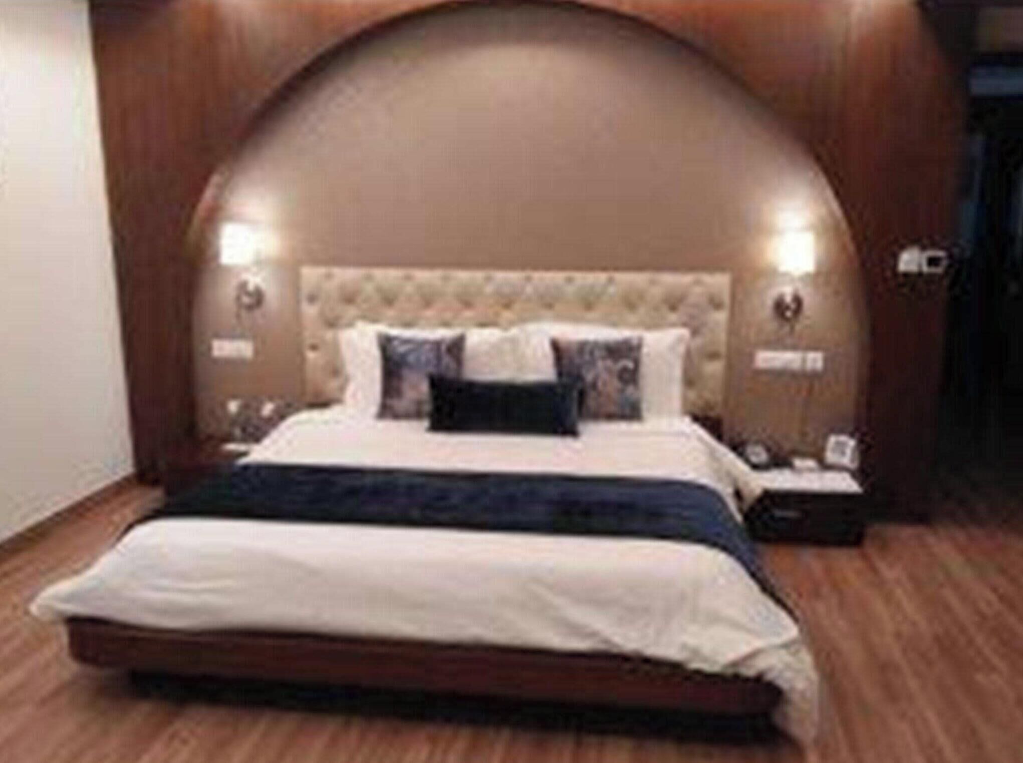 ミニバー、セーフティボックス (室内)、デスク、防音設備